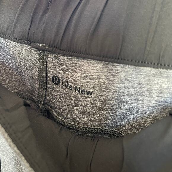 Lululemon On The Fly Woven 27" Size 6 in Heathered Black - Picture 7 of 8